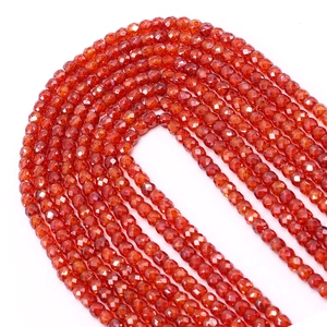Makroaufnahme von facettierten orangefarbenen Natursteinperlen für DIY-Schmuck