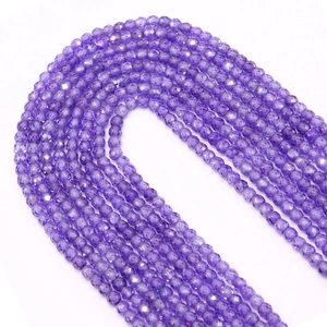 Makroaufnahme von facettierten lila Natursteinperlen für DIY Schmuck und Ketten