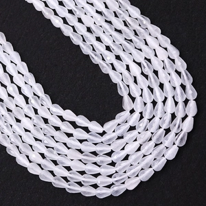 Vista macro de cuentas facetadas blancas en forma de gota para joyería artesanal