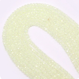 Makro-Detail von blassgelben facettierten Natursteinperlen für DIY-Schmuck