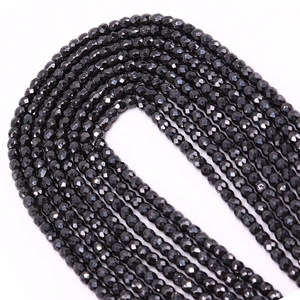 Makroaufnahme von facettierten 4mm schwarzen Edelsteinperlen mit metallischem Glanz für DIY