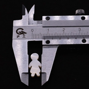Detaillierte Messung der 8mm Jungen-Perle aus natürlicher Muschel mit einem Messschieber