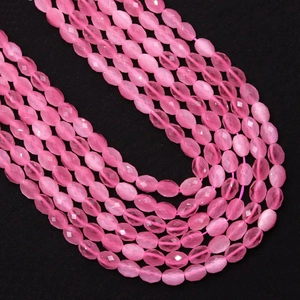 Macro-opname van gefacetteerde roze kattenoogkralen voor DIY sieraden maken