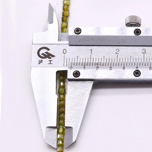 Λήψη macro από πράσινες κρυστάλλινες χάντρες 2mm που μετρώνται με μεταλλικό παχύμετρο