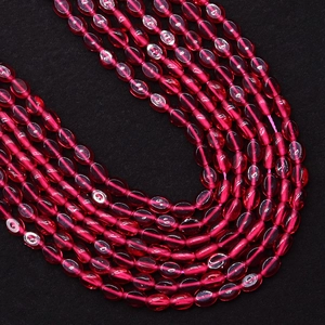 Close-up van doorschijnende robijnrode ovale kattenoogstenen voor DIY-sieraden