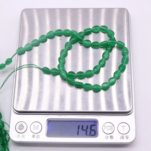 Λήψη macro από πράσινες χάντρες μάτι γάτας 14,6g σε ζυγαριά για κατασκευή κοσμημάτων