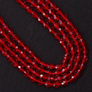 Macro-opname van gefacetteerde ovale rode kralen voor DIY sieraden maken