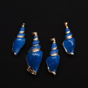 Macro-opname van vier Klein blauwe schelphangers met vergulde randen en metalen ringetjes
