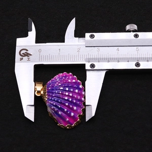 Mesure du pendentif coquillage avec bordure dorée montrant une largeur de 2,5 cm