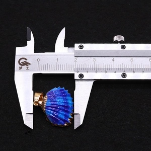 Détail du pendentif en forme de coquillage bleu-violet mesurant environ 1,8 cm à 2,0 cm