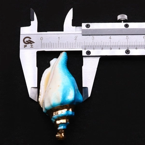 Colgante de caracola de 2,8cm con borde dorado y calibre para mostrar el tamaño real