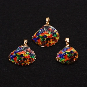 Vue détaillée de pendentifs coquillages émaillés colorés avec bords dorés métallisés