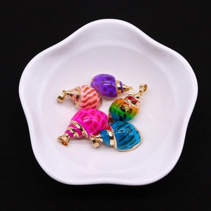 Set van vijf kleurrijke zeeschelp hangers met vergulde randen voor DIY sieraden maken