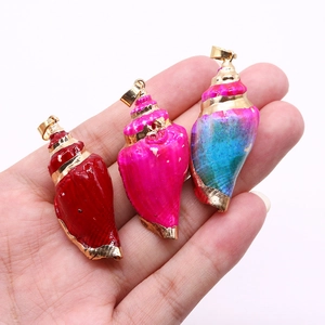 Tres colgantes de concha chapados en oro en rojo, rosa y degradado azul-rosa