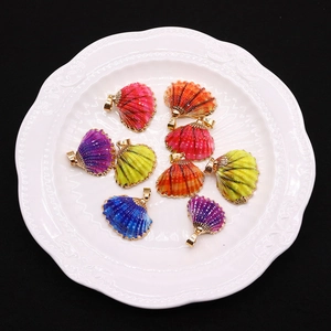 Pendentifs coquillages colorés avec bords dorés pour la création de bijoux DIY