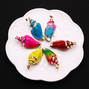 Set de seis colgantes de conchas coloridas con bordes dorados para crear joyería DIY