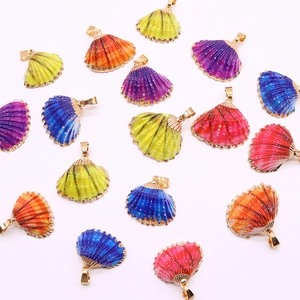 Pendentifs en forme de coquille colorée avec bordure dorée pour la création de bijoux