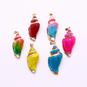 Set de seis colgantes de conchas de colores con bordes dorados para joyería DIY
