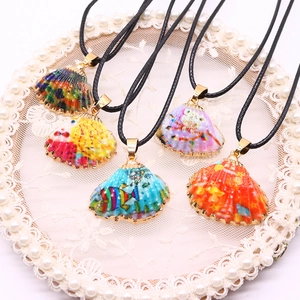 Lot de cinq pendentifs coquillages peints à la main avec bords dorés sur cordons noirs