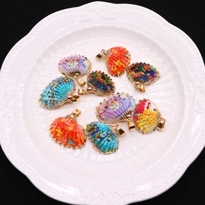 Pendentifs coquillages colorés avec bords dorés pour la création de bijoux DIY collier