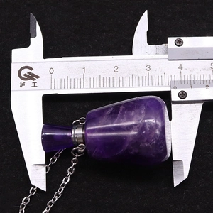 Messung der Länge des Amethyst-Ätherischen Ölflaschen-Anhängers mit Messschieber
