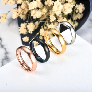 Detailansicht einfacher Titanstahlringe in Roségold, Schwarz, Gold und Silberfarben