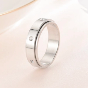 Polierter Silber Spinner Ring für Paare mit drei eingelassenen Zirkonia-Steinen