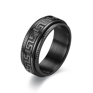 Schwarzer Herrenring mit drehbarem Mäander-Muster und gebürsteter Metalloberfläche