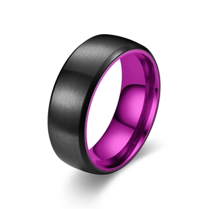 Ring aus gebürstetem schwarzem Edelstahl mit leuchtend lila polierter Innenseite