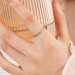 Minimalistischer silberfarbener schmaler Ring mit Mikro-Zirkonia-Besatz für Damen