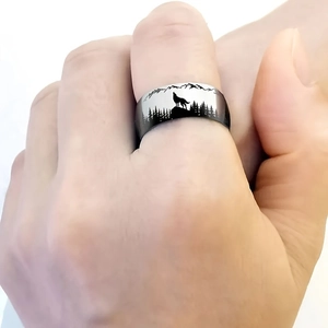 Edelstahlring für Herren mit lasergravierter Wolf- und Waldlandschaft im Freien