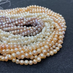 Détail de perles de culture d'eau douce naturelles blanches et mauves pour bijoux DIY