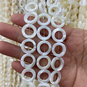 Macro-opname van natuurlijke schelpkraalringen voor DIY-sieraden met parelglans