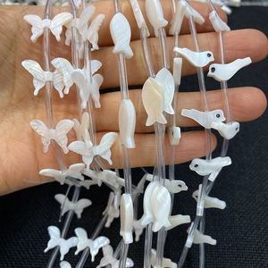 Perline di conchiglia naturale bianca a forma di farfalla e pesce per gioielli fai da te