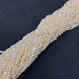 Nahaufnahme von 4-5mm Natur-Süßwasserperlen mit cremiger Textur für DIY-Schmuck