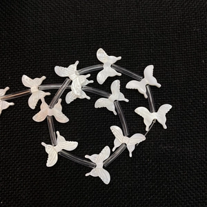 Perline di conchiglia naturale bianca a forma di farfalla per accessori di gioielleria fai-da-te