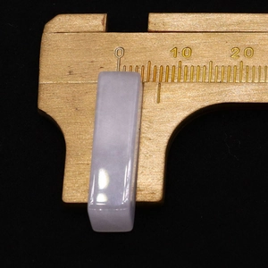 Medición detallada del ancho del colgante de piedra natural púrpura de 7 mm con un calibrador