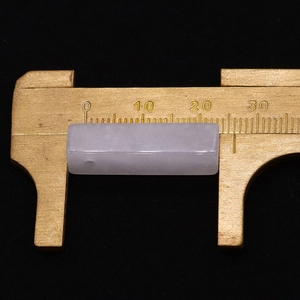Medición detallada del colgante rectangular de piedra natural lavanda de 22 mm