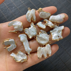 Muestra manual de colgantes de perlas barrocas con bordes dorados para hacer collares DIY