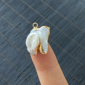 Colgante de perla barroca de agua dulce con borde dorado y forma irregular única