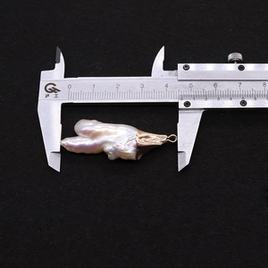 Messung eines 44mm Barock-Süßwasserperlenanhängers mit einem digitalen Messschieber