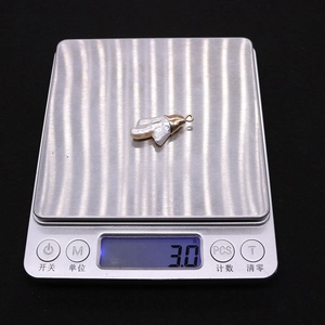Barocke Süßwasserperle Anhänger mit 3,0g Gewicht auf einer Digitalwaage für DIY Schmuck