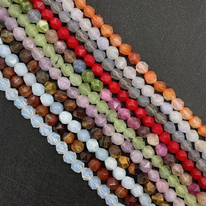 Macro di perle di opale sfaccettate multicolori per la creazione di gioielli in pietra naturale