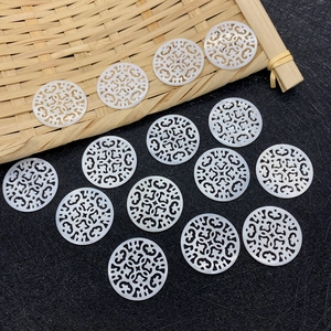 Pendentifs ronds ajourés en nacre naturelle blanche avec motifs floraux pour bijoux DIY