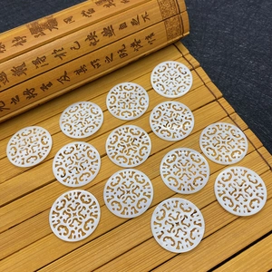 Pendentifs en nacre blanche sculptés sur tapis de bambou pour la création de bijoux