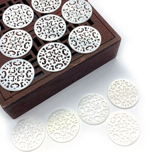 Pendentif rond de 25 mm en nacre blanche naturelle avec gravures évidées pour bijoux DIY