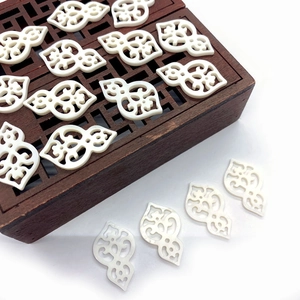 Handgefertigter weißer Muschel-Anhänger mit hohl geschnitztem Kürbisdesign für Schmuck