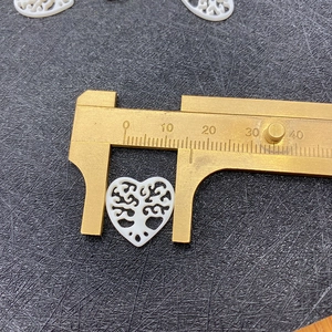 Messung der Breite des 20 mm herzförmigen Muschel-Anhängers mit Baum des Lebens-Design