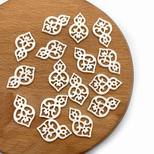 Natürliche weiße Süßwassermuschel-Anhänger in Flaschenkürbis-Form für DIY-Schmuck