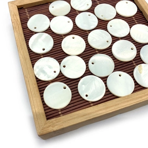 Pendentifs naturels en nacre d'eau douce avec une finition ronde irisée blanche
